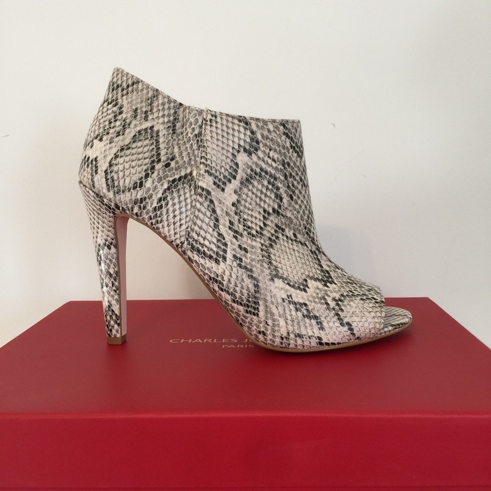 Charles Jourdan Paris Snake print Heel